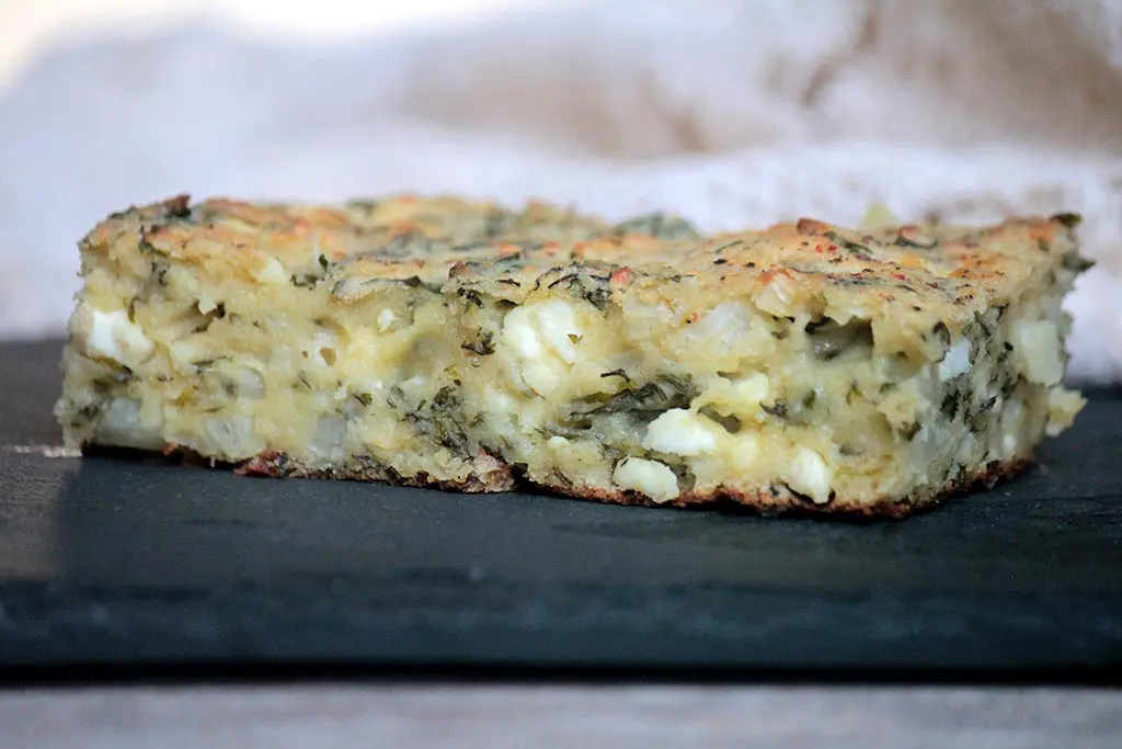 Torta salgada de talos de couve-flor e folhas de cenoura