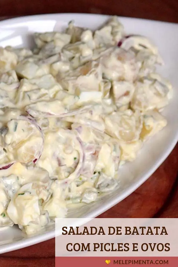 Salada de batata com picles e ovos - Essa é uma salada de batata diferente que leva picles de pepino, ovos e outros ingredientes cheios de sabor. Faça essa salada de maionese simplesmente deliciosa na sua casa também.