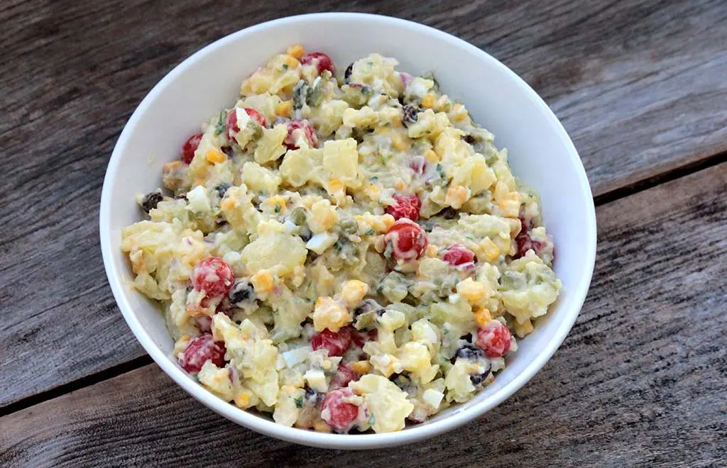 Salada de batatas com maionese festiva
