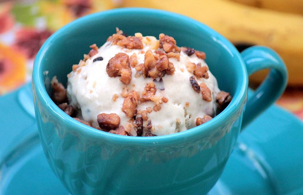 Sorvete caseiro de banana e nozes carameladas