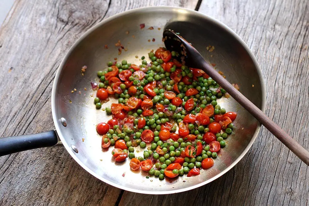 Cuscuz marroquino de tomate-cereja e ervilha