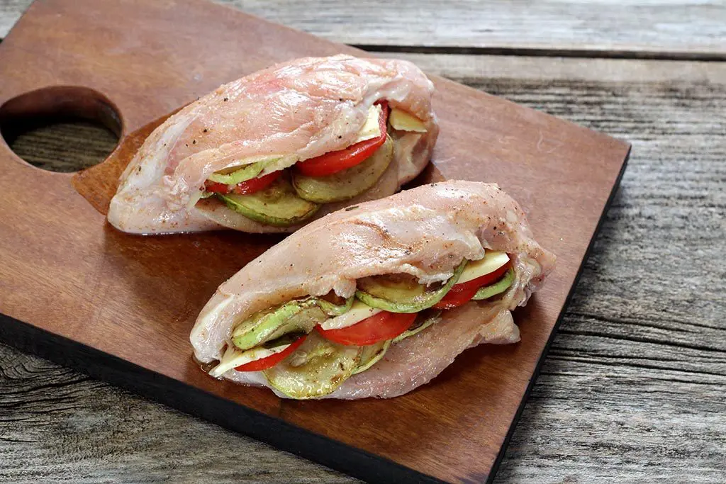 Peito de frango recheado com abobrinha e tomate