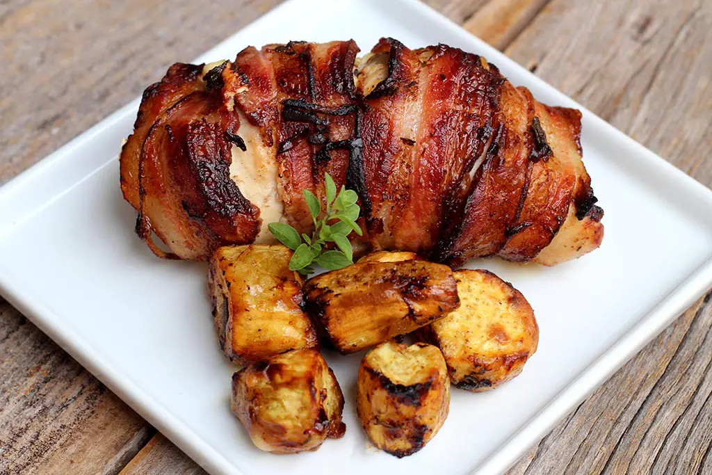 Peito de frango recheado com abobrinha e tomate