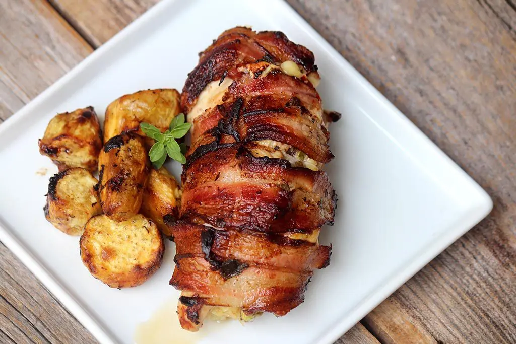 Peito de frango recheado com abobrinha e tomate