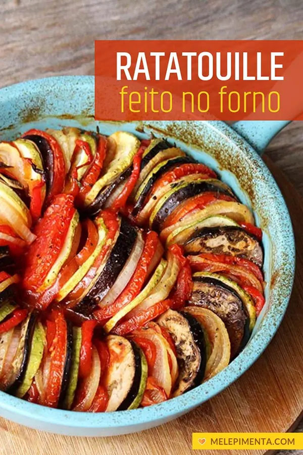 Receita do famoso Ratatouille feito no forno – Berinjela, cebola, pimentão, abobrinha, azeite de oliva e molho de tomate. Você só precisa disso para preparar um prato vegetariano, vegano, saudável, rico em nutrientes e simplesmente delicioso. Faça na sua casa o famoso Ratatouille e sirva como acompanhamento ou prato principal. Ele é prático, colorido e fácil de fazer.