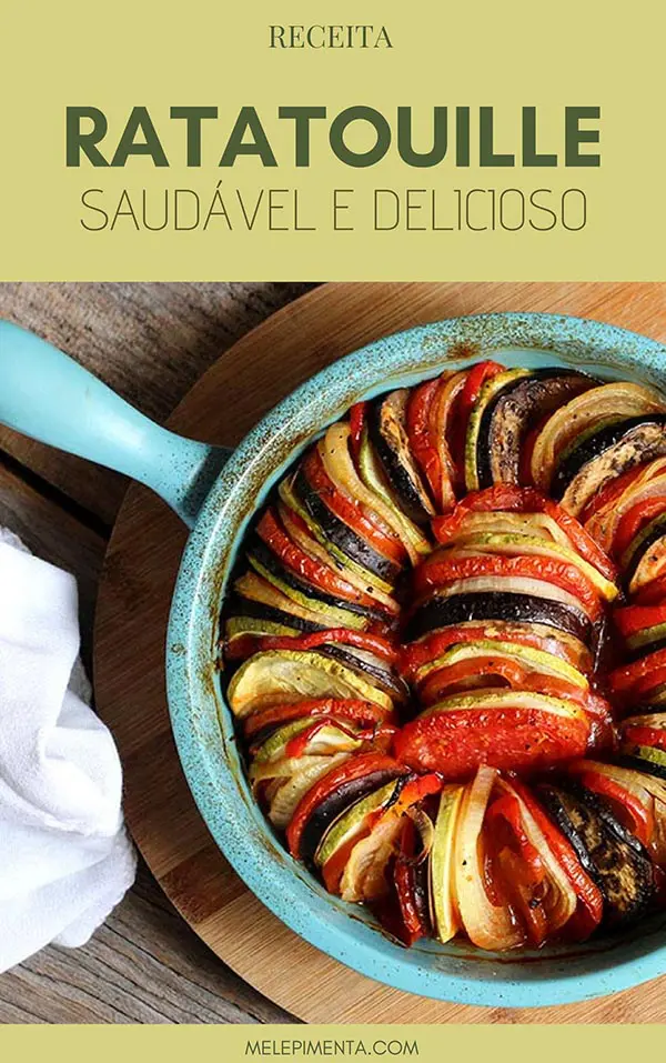 Receita do famoso Ratatouille feito no forno – Berinjela, cebola, pimentão, abobrinha, azeite de oliva e molho de tomate. Você só precisa disso para preparar um prato vegetariano, vegano, saudável, rico em nutrientes e simplesmente delicioso. Faça na sua casa o famoso Ratatouille e sirva como acompanhamento ou prato principal. Ele é prático, colorido e fácil de fazer.