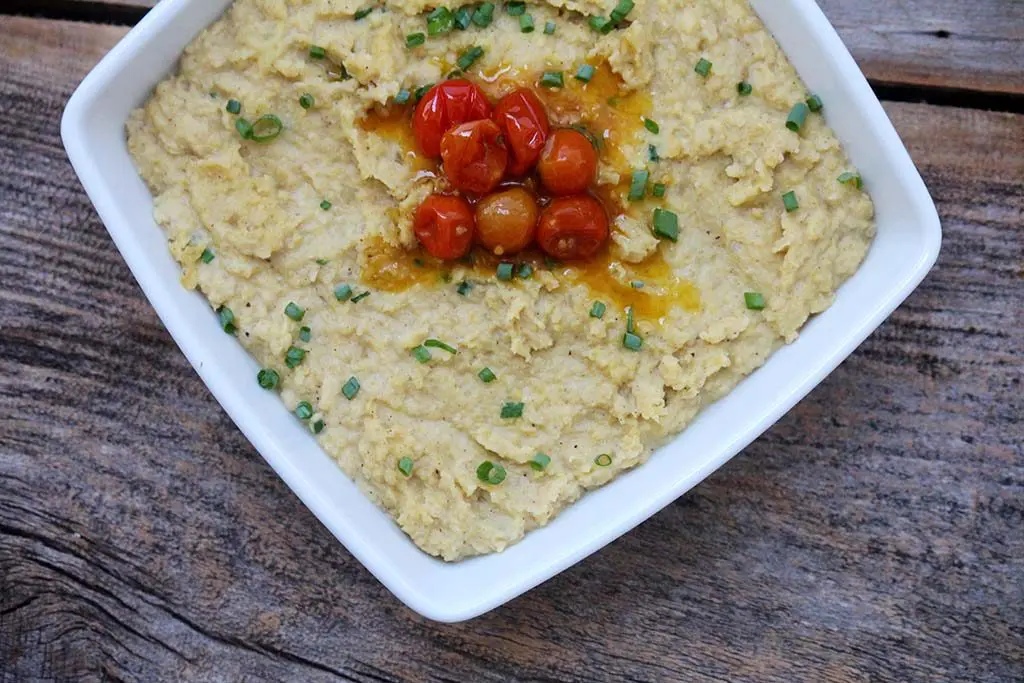 Purê de grão-de-bico com manteiga aromatizada