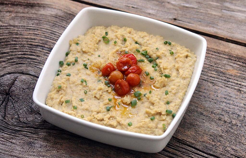 Purê de grão-de-bico com manteiga aromatizada
