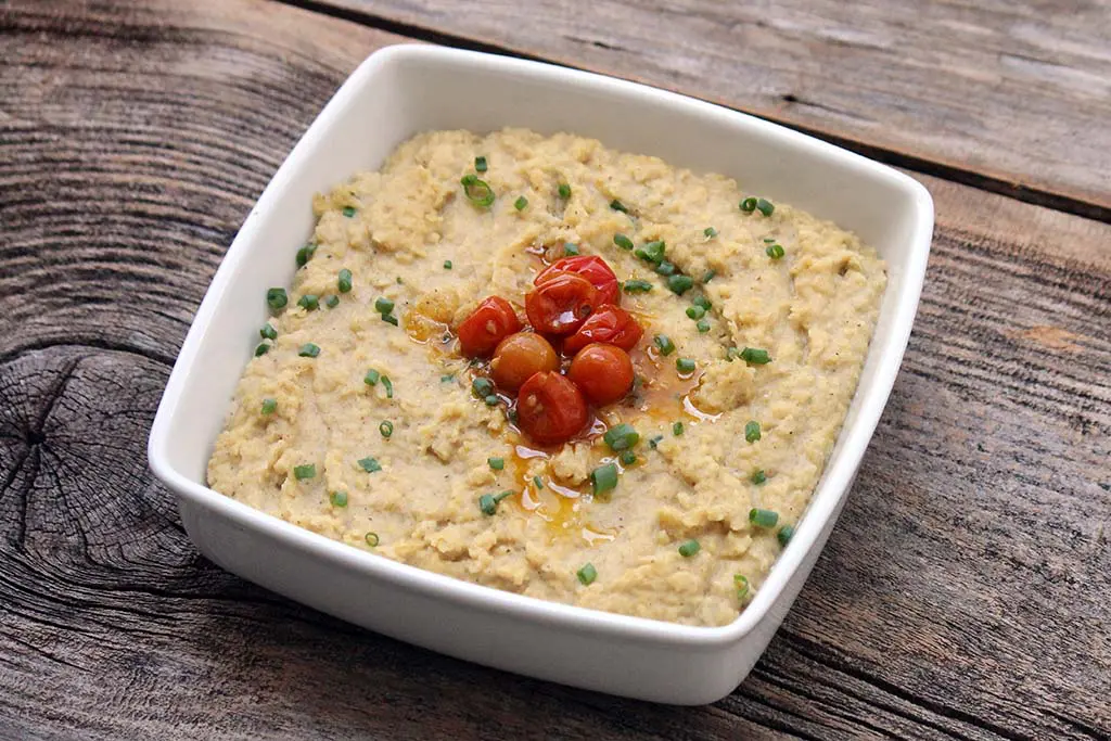 Purê de grão-de-bico com manteiga aromatizada