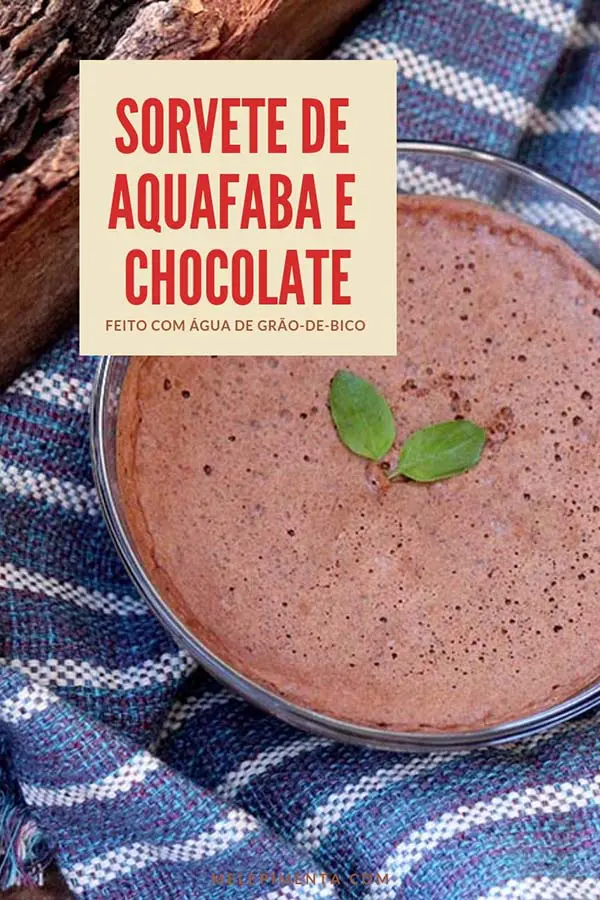 Você sabe que é aquafaba? Aquafaba é o líquido do cozimento de algumas leguminosas, sendo que o grão-de-bico é que tem o melhore resultado. Esse líquido é rico em proteínas e amido e depois de frio fica com uma textura levemente gelatinosa e quanto batida na batedeira, consegue se obter um resultado igual ao das claras em neve. E hoje nós vamos preparar um sorvete de chocolate com aquafaba.