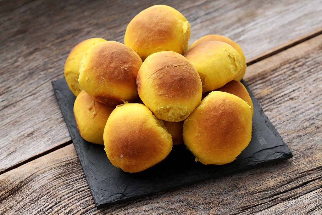 Pãozinho de abóbora com manteiga e mel