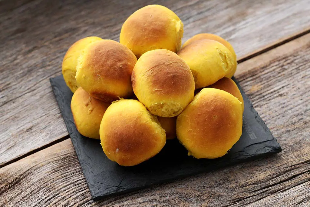 Pãozinho de abóbora com manteiga e mel