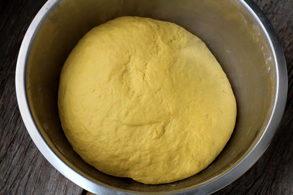 Pãozinho de abóbora com manteiga e mel