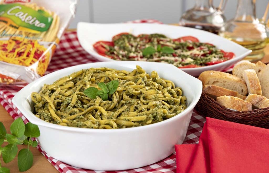 Talharim ao pesto e um carpaccio de tomate