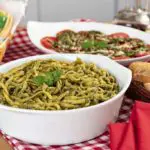 Talharim ao pesto e um carpaccio de tomate