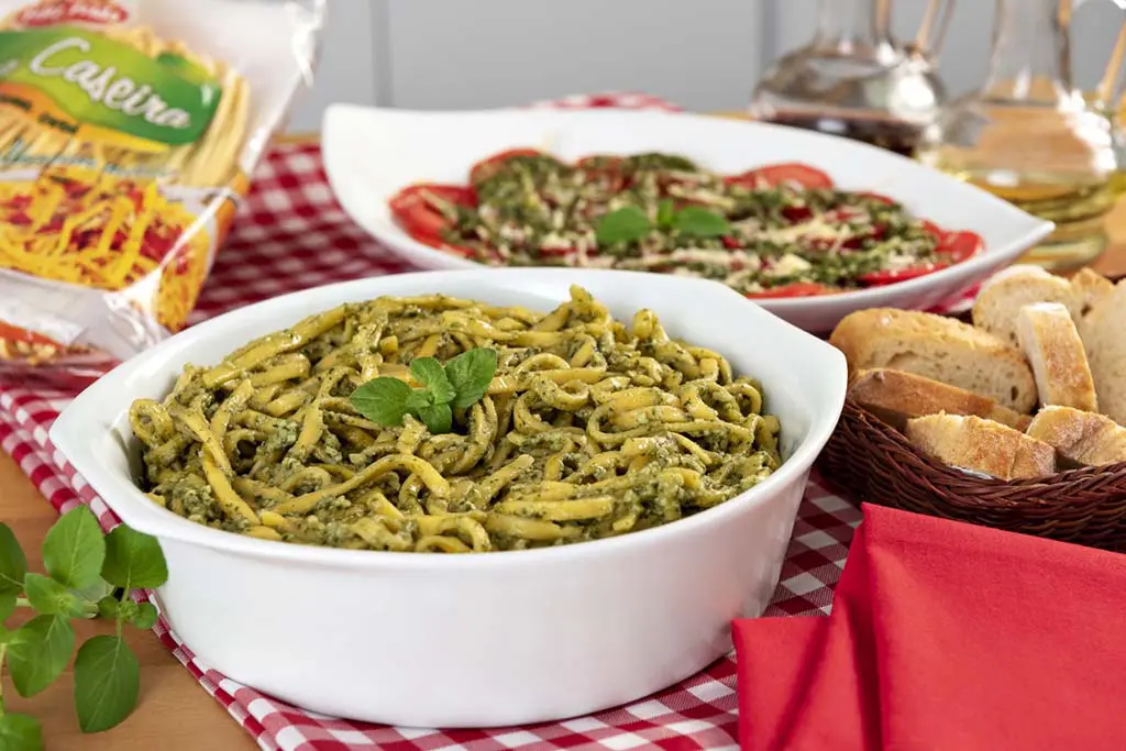Talharim ao pesto e um carpaccio de tomate