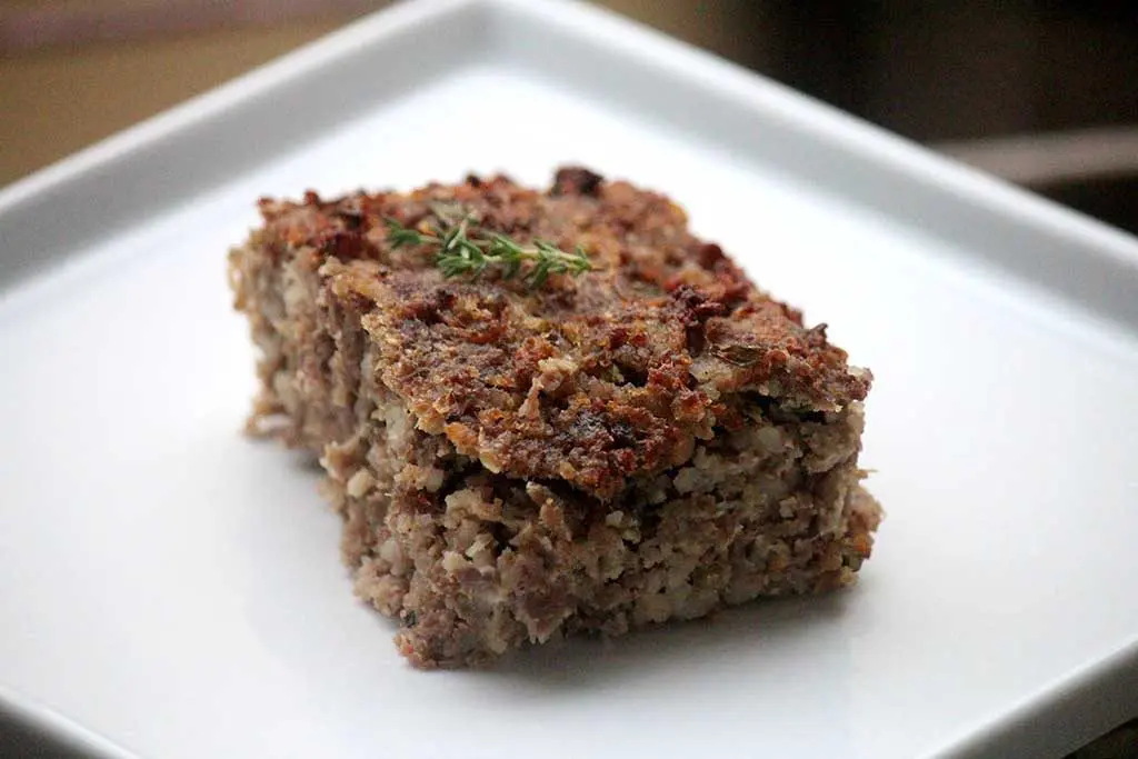 Bolo de carne assado com pinhão