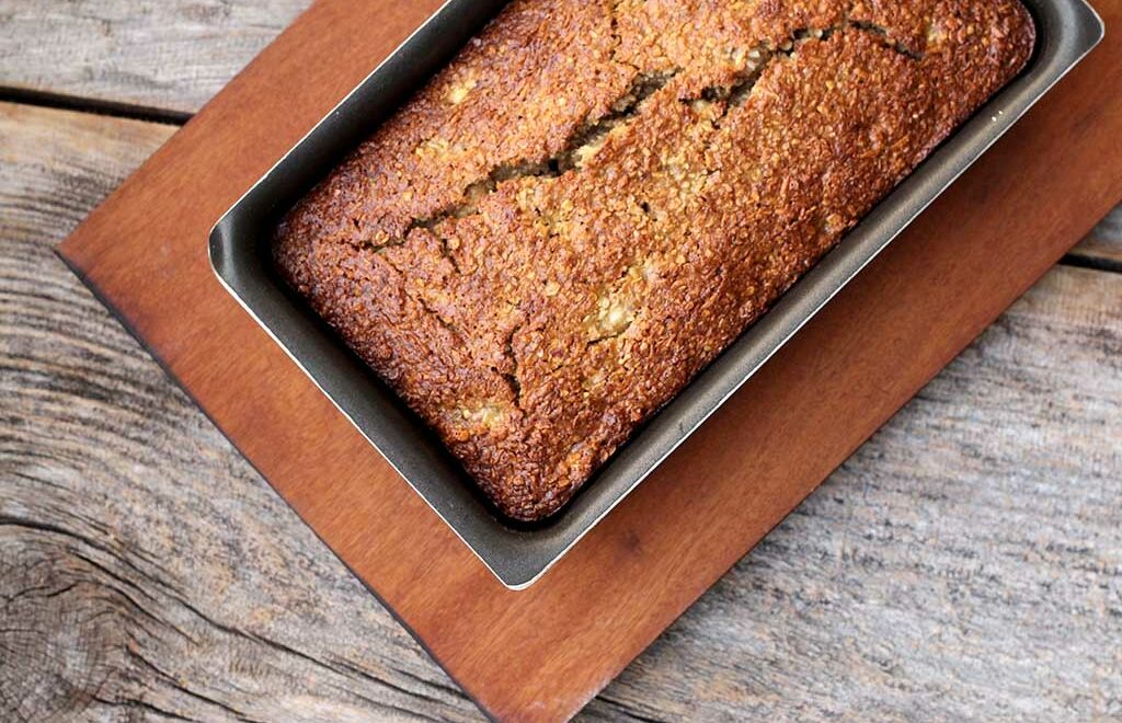 Bolo de banana com coco e aveia