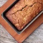Bolo de banana com coco e aveia