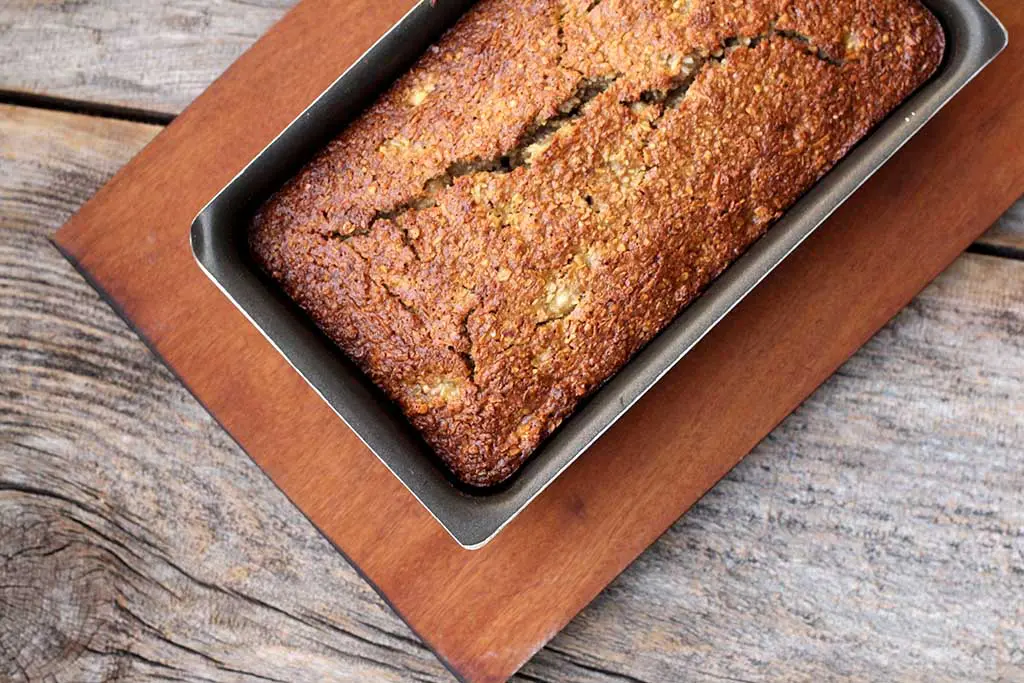 Bolo de banana com coco e aveia