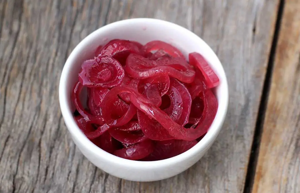 Como fazer picles de cebola roxa agridoce