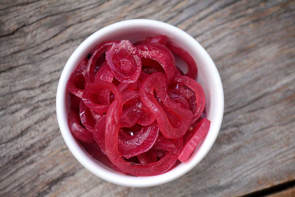 Como fazer picles de cebola roxa agridoce