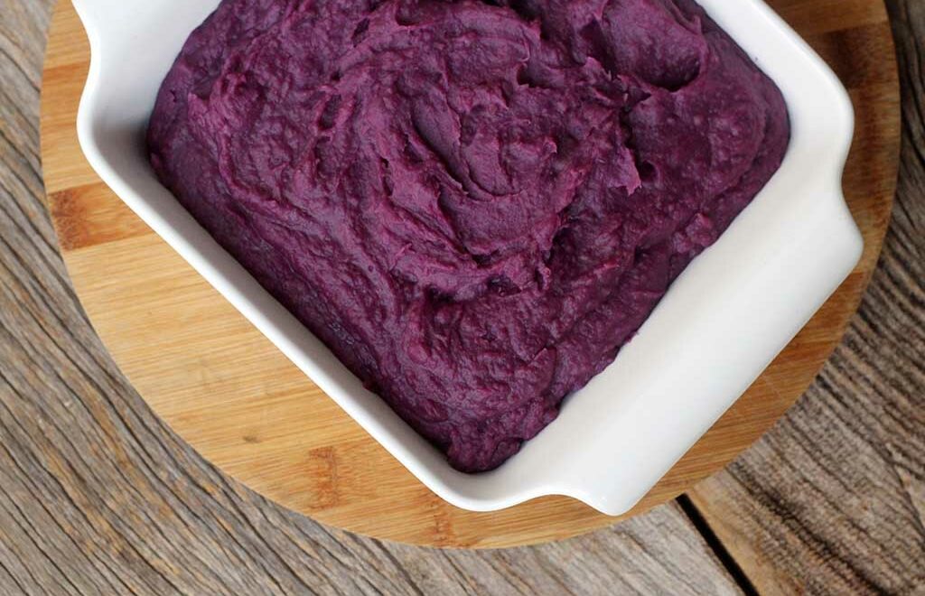 Purê de batata-doce roxa saboroso e colorido