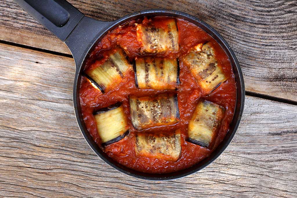 Rolinhos de berinjela com ricota ao molho de tomate