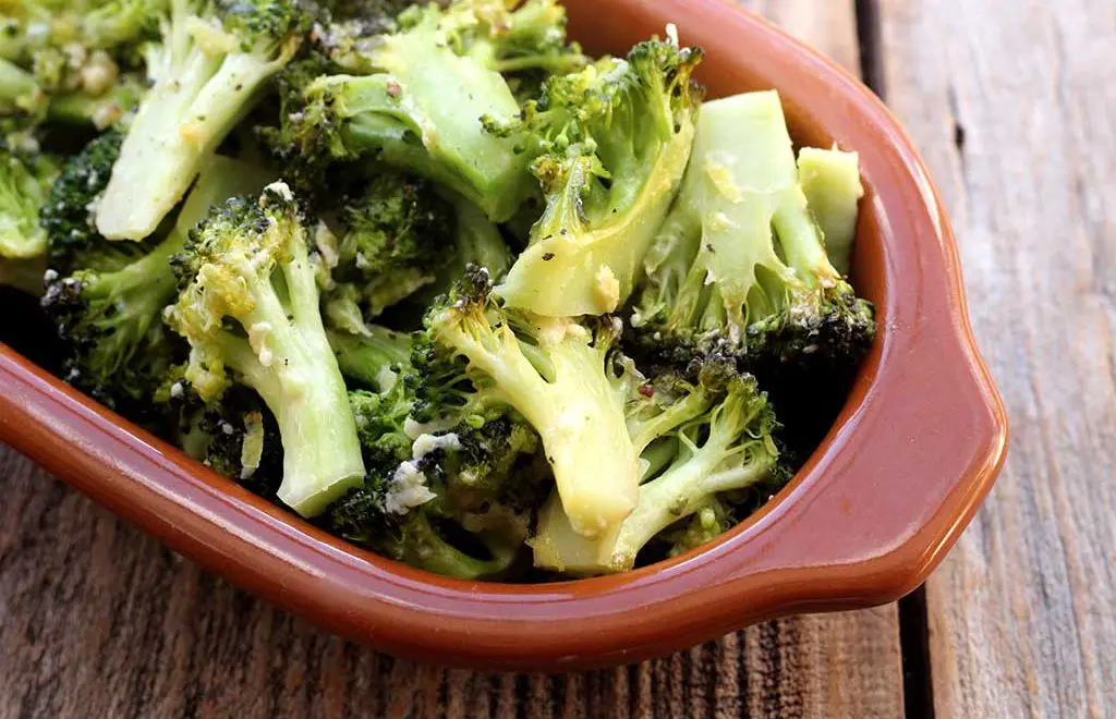 Brócolis assado com parmesão e limão siciliano