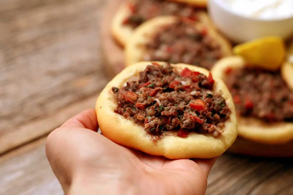 Receita de esfiha aberta de carne - Fácil