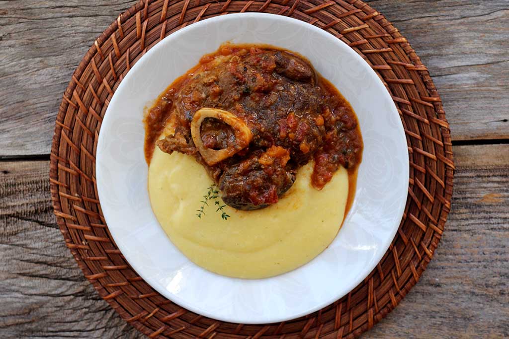Receita de ossobuco com polenta cremosa Mel e Pimenta