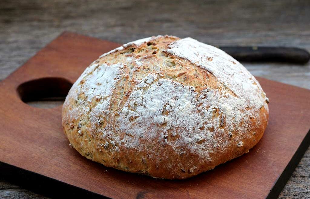 Pão de azeitona com cebola e coentro