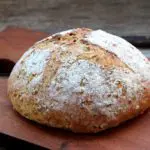 Pão de azeitona com cebola e coentro
