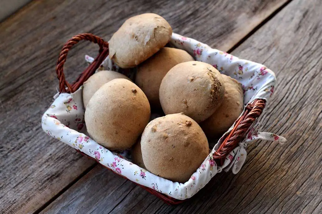 Pão de chá preto com nozes e mel