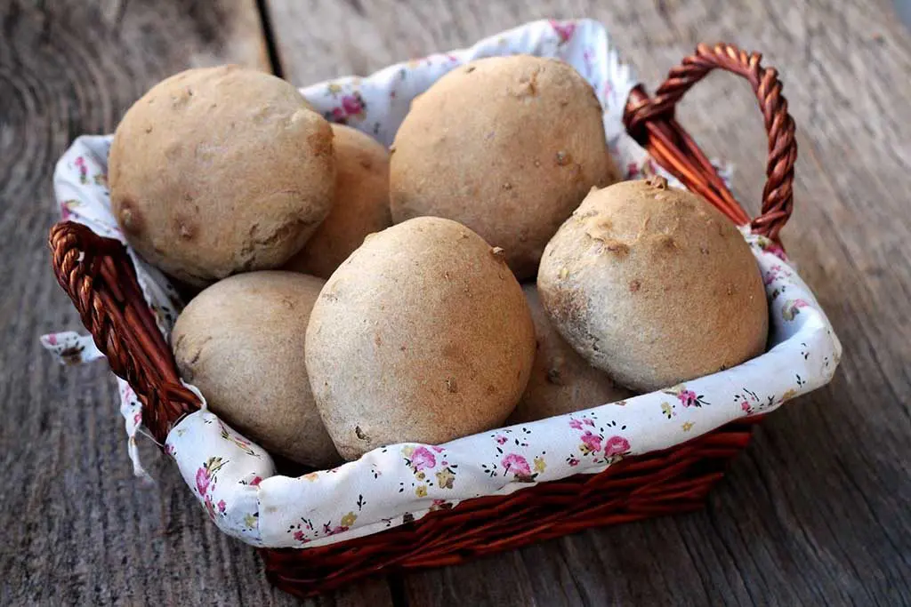 Pão de chá preto com nozes e mel