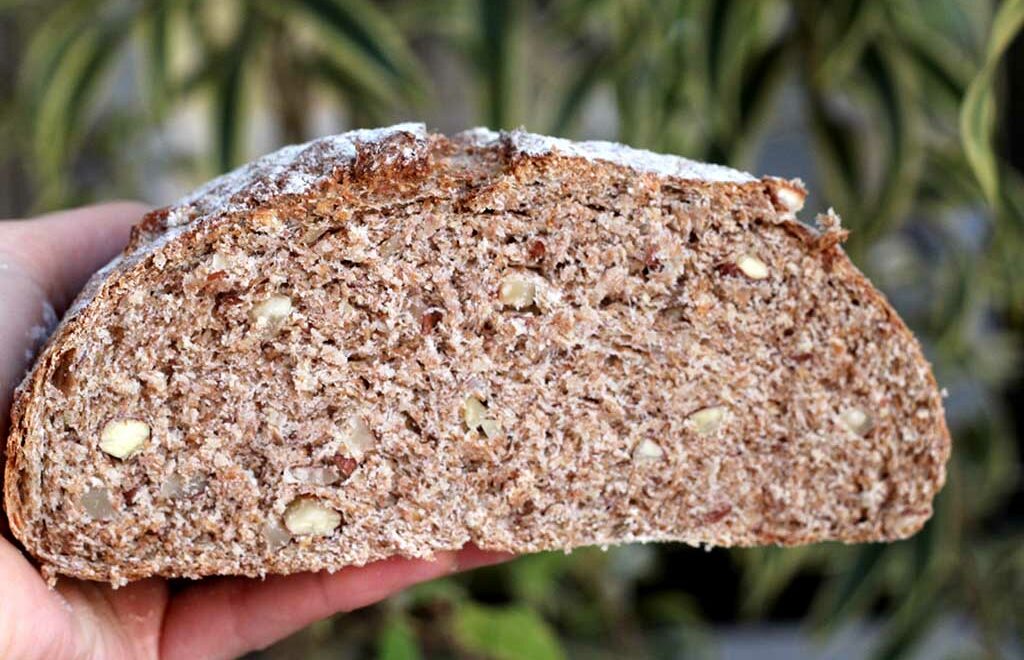 Pão integral de amêndoas com alecrim