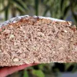 Pão integral de amêndoas com alecrim