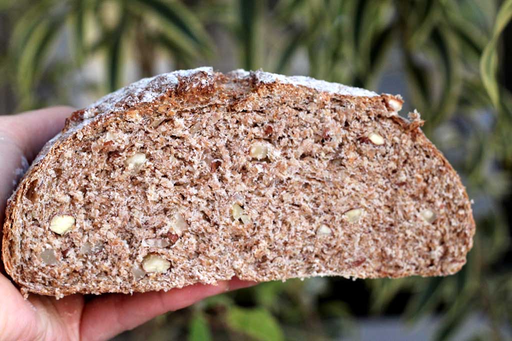 Pão integral de amêndoas com alecrim