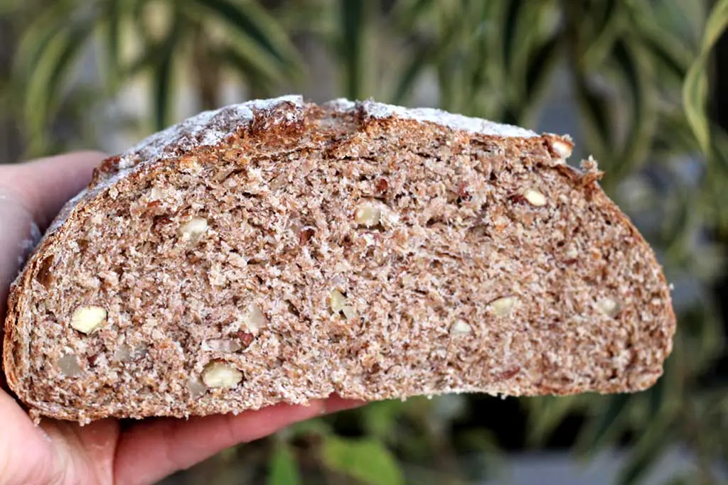 Pão integral de amêndoas com alecrim
