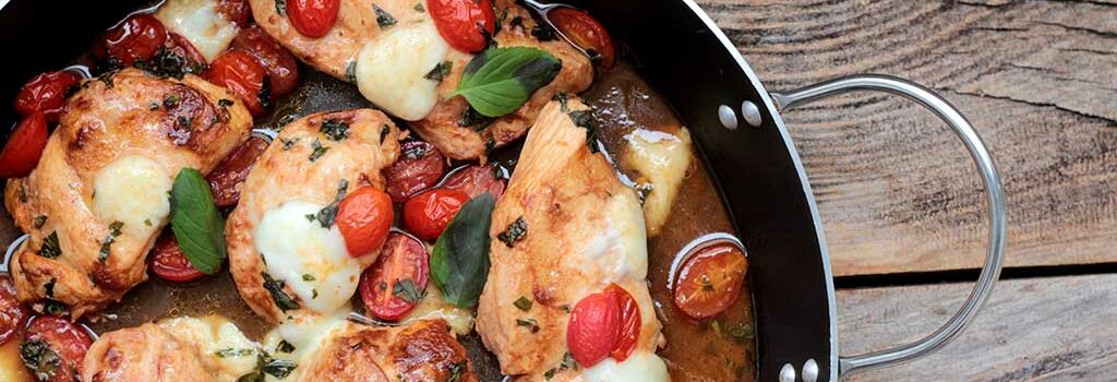 Peito de frango com tomate-cereja e mussarela de búfala