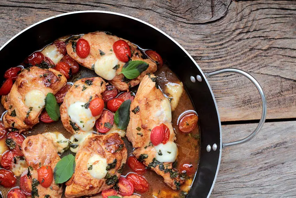 Peito de frango com tomate-cereja e mussarela de búfala