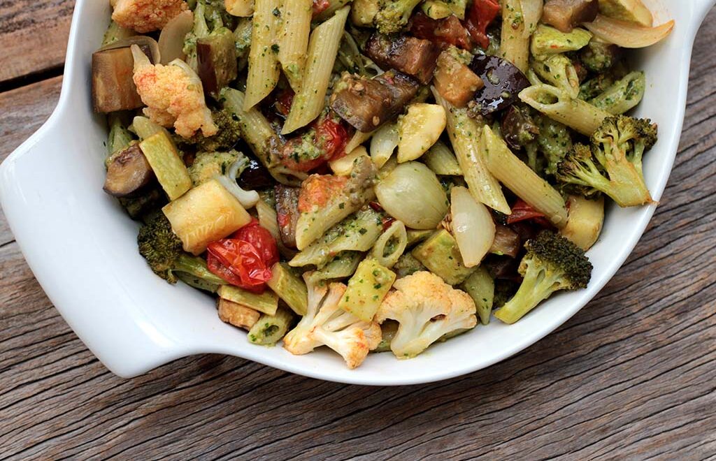 Penne com vegetais e molho pesto