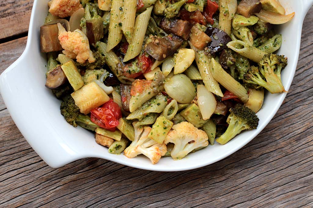 Penne com vegetais e molho pesto