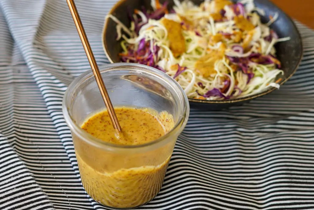 salada de repolho acompanhado de pote transparente com molho mostarda e mel