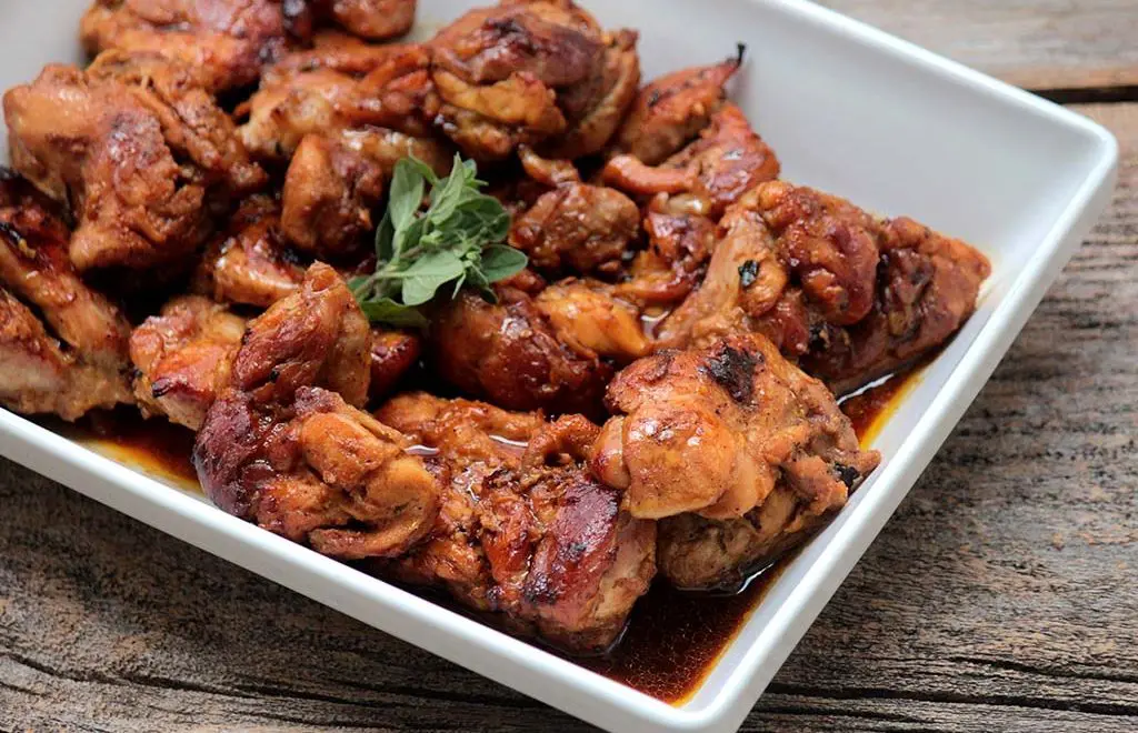 Filé de coxa e sobrecoxa de frango suculento e dourado