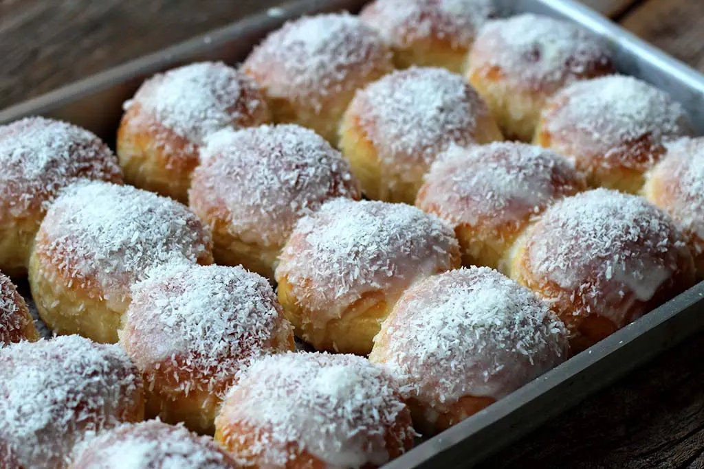 Pão doce de coco e creme