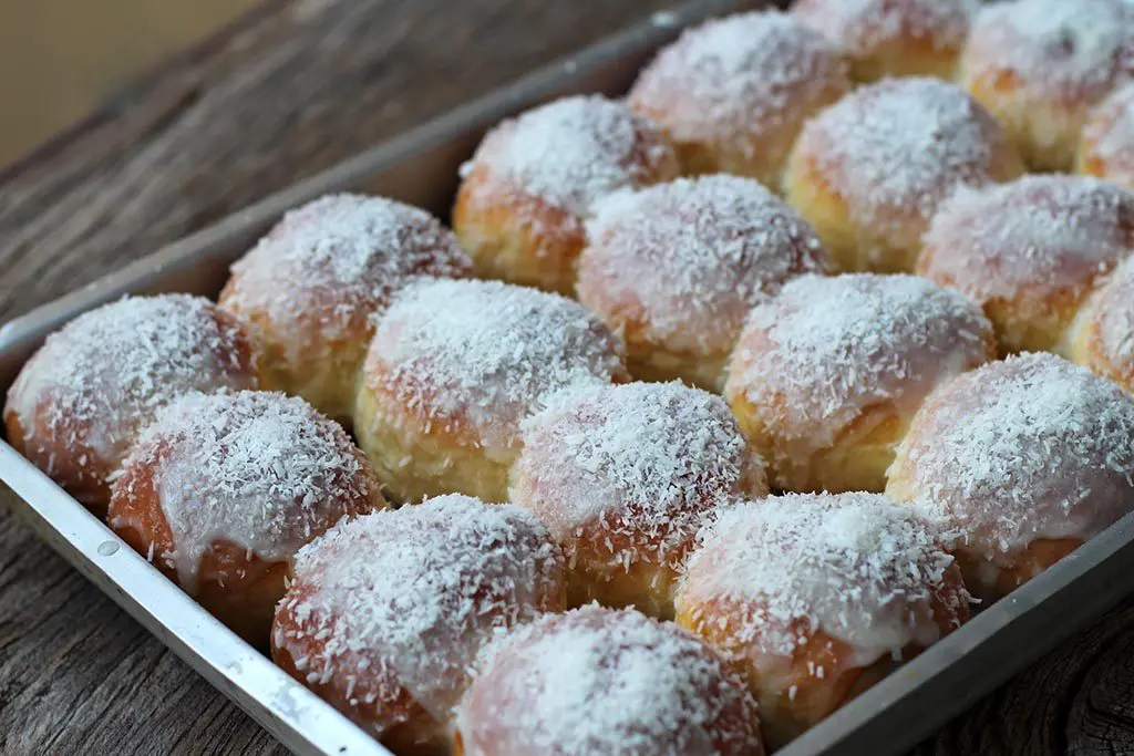 Pão doce de coco e creme