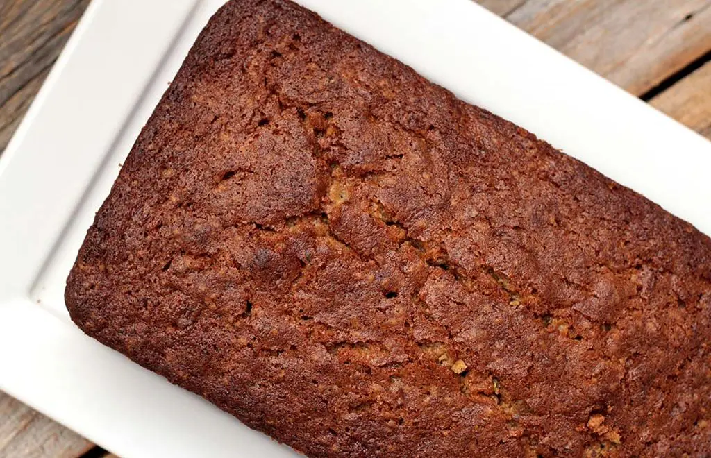 Bolo de abobrinha com especiarias e frutas secas