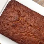 Bolo de abobrinha com especiarias e frutas secas