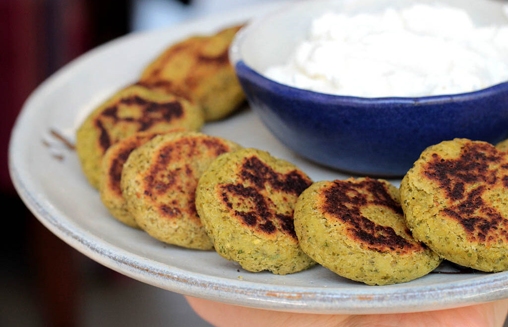 Receita de falafel de grão-de-bico com couve